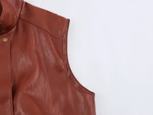 Vista dettagliata del gilet in pelle senza maniche da donna con collo a piedi e texture.