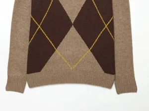 Vista ravvicinata del elegante maglione in maglia argyle con bordi a coste per donna.
