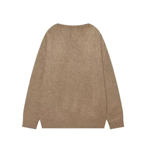 Vista dettagliata del maglione in maglia marrone casual con orlo a coste e morbida trama.