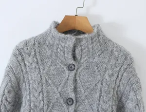 Grijs kabelstrikvest detail, pluizige textuur gebreide stof, geknoopt trui jasje