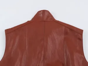 Vista posteriore dettagliata di un gilet in pelle senza maniche da donna, colletto in piedi marrone.