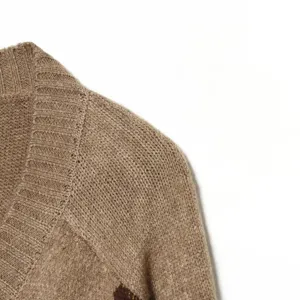 Cardigan in maglia marrone da donna con motivo a losanghe classico stile casual autunnale.