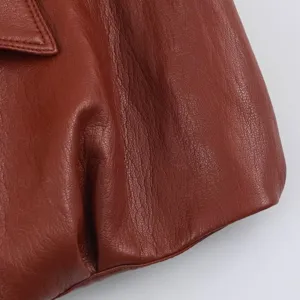 Meraviglioso dettaglio di gilet in pelle marrone, giacca smanicata alla moda da donna.