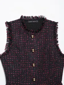 Elegante gilet smanicato in tweed da donna con fili metallici, frange e bottoni dorati chic.