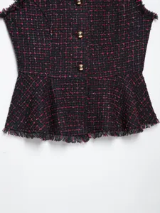 Gilet smanicato in tweed con bottoni dorati e frange, elegante design strutturato.