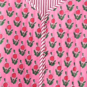 Rosa florale gesteppte Jacke mit Blockprint, V-Ausschnitt, Streifenborte und Knopfleiste.