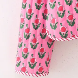 Rosa Blumen Steppjacke Detail, bequeme Baumwoll Winterjacke für Damen Alltag Pendeln.