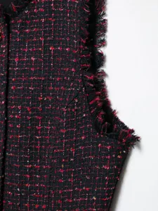 Vista dettagliata del gilet smanicato in tweed metallizzato da donna con frange chic.