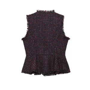 Dettaglio vista posteriore dell'elegante gilet in tweed senza maniche con frange e baschina.
