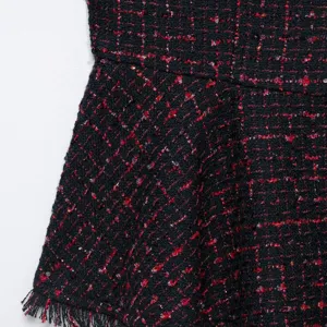 Chic tessuto tweed nero e rosso, trama in filo metallico, elegante materiale per abbigliamento donna.