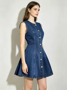 Robe mini en denim sans manches élégante avec col rond et boutons métalliques ajustée.