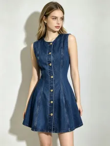 Détail en gros plan montrant les boutons métalliques et le tissu en denim de la robe.