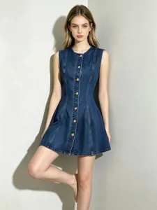 Vue détaillée d'une robe en jean sans manches pour femme avec boutons et taille cintrée.