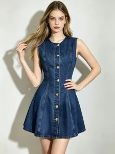 Gros plan sur les coutures structurées et les boutons dorés de cette robe en jean sans manches.