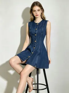 Robe courte sans manches en denim chic avec boutons dorés, coupe slim col rond.