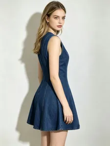 Vue détaillée de la robe courte en denim sans manches pour femme, avec coupe ajustée.
