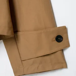 Beigefarbener kurzer Damen Trenchcoat, stilvolle lässige Stehkragen Oberbekleidung.