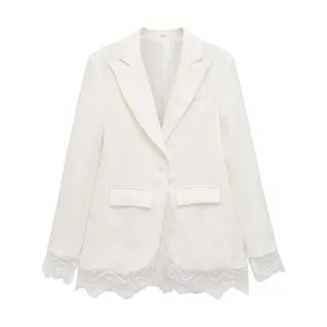 Elegante witte damesblazer met delicate kanten rand aan zoom en manchetten voor stijl.