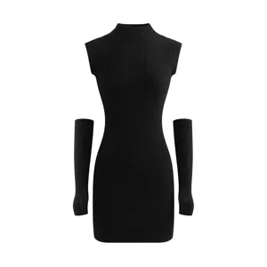 Gros plan sur la texture en tricot côtelé de la robe bodycon sans manches et des manches.