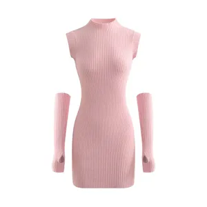 Détail de mini robe tricotée rose col montant avec manchons assortis pour style chic.