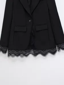 Gedetailleerd overzicht van zwarte dames blazervest met elegante kanten afwerking.