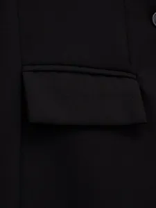 Detail van zwarte damesblazer met nette zakflap en comfortabele stof voor dagelijks gebruik.