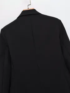 Achterkant detailweergave van een klassieke zwarte blazer jas hangend aan een houten hanger, chic.
