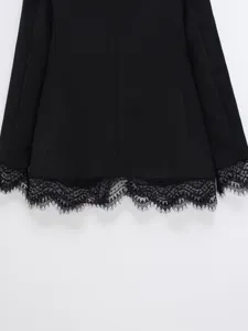 Prachtig zwart kantdetail op de zoom en manchetten van deze stijlvolle blazer.