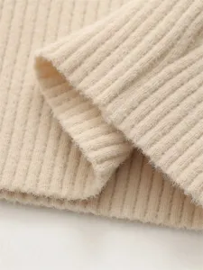 Gros plan sur un tissu en maille côtelée beige avec une texture duveteuse douce et matière extensible.