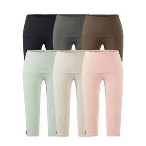 Gedetailleerd overzicht van dames yoga capri broek met split, elastische sportlegging.
