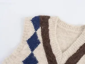 Vista detallada de un elegante chaleco de punto argyle con textura suave mohair.
