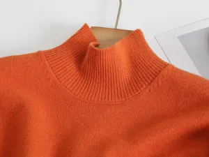 Nahaufnahme Detail des orange Damen Rollkragen Pullovers mit weicher Strick Textur.