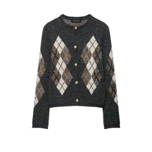 Vue détaillée du gilet en tricot argyle gris foncé avec des manches longues et boutons dorés.