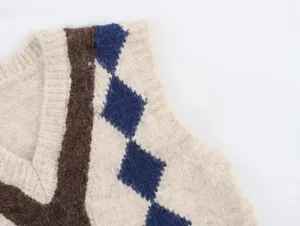 Primer plano del chaleco de punto con patrón argyle y textura suave y acogedora.