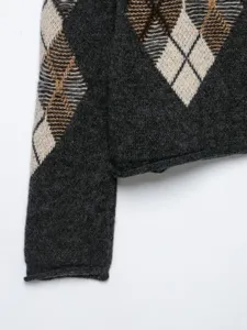 Vue détaillée du pull en tricot à motif argyle élégant pour femme, affichant une texture douce.