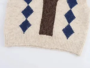 Primer plano del detalle de punto con rombos coloridos y diseño de raya marrón clásica.