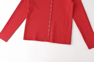 Cárdigan de punto rojo de manga larga con botones en la parte delantera y estilo informal.