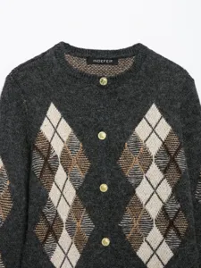 Gros plan du cardigan en tricot gris foncé à motif argyle élégant et boutons dorés.