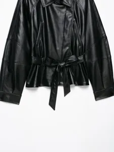 Giacca nera in ecopelle da donna con colletto a risvolto ed elegante cintura in vita.