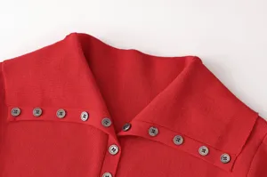 Detalle del cuello de cárdigan rojo de punto, primer plano con botones y textura.