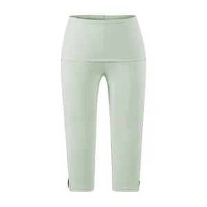 Details van de lichte groene yogabroek met omgeslagen taille en splitzoom design.