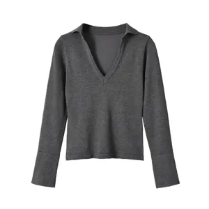 Klassischer dunkelgrauer Langarm-Strickpullover mit V-Ausschnitt, schlichtes Design.