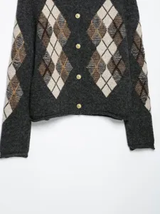 Cardigan en tricot motif argyle gris foncé avec boutons dorés, style élégant et chic.