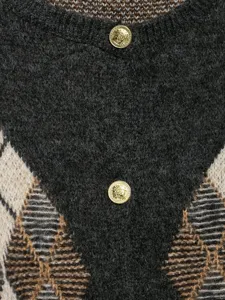 Cardigan en tricot gris foncé à motif argyle avec boutons dorés vintage et col rond classique.