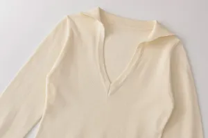 Detailansicht des eleganten V-Ausschnitt Polokragen Langarm Strickpullovers in feinem Cremeweiß.