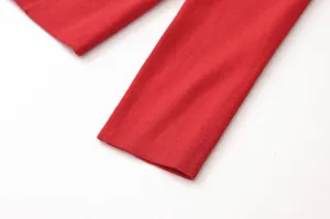 Cárdigan de punto rojo detalle manga larga primer plano, textura suave, estilo diario cómodo.