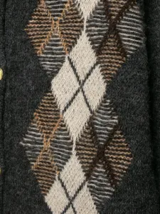 Gros plan sur le cardigan en tricot à motif argyle classique, détails de texture fins.
