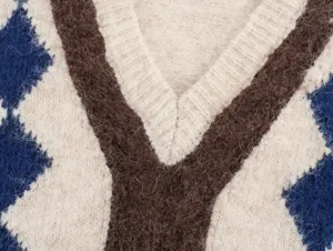 Primer plano de la textura del chaleco de punto con cuello en V, patrón geométrico.