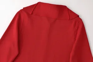 Cárdigan de punto rojo con detalle en la espalda y solapa, tela suave para el uso diario.