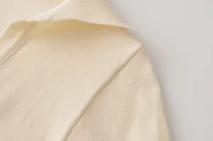 Detailansicht des einfarbigen Damen Langarm Strickpullovers mit elegantem Polokragen.
